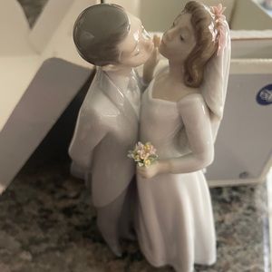 Lladro “A Kiss to Remember” Couple Figurine
